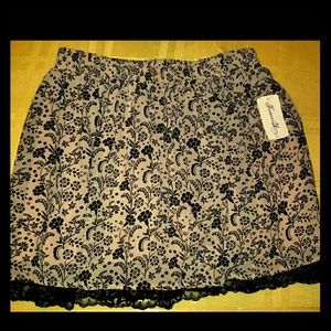New Forever 21 Skirt (never worn)